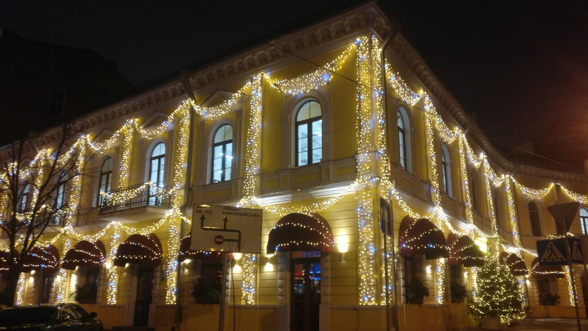 Новорічна ілюмінація будинку з нуля — оформлення фасаду гірляндами